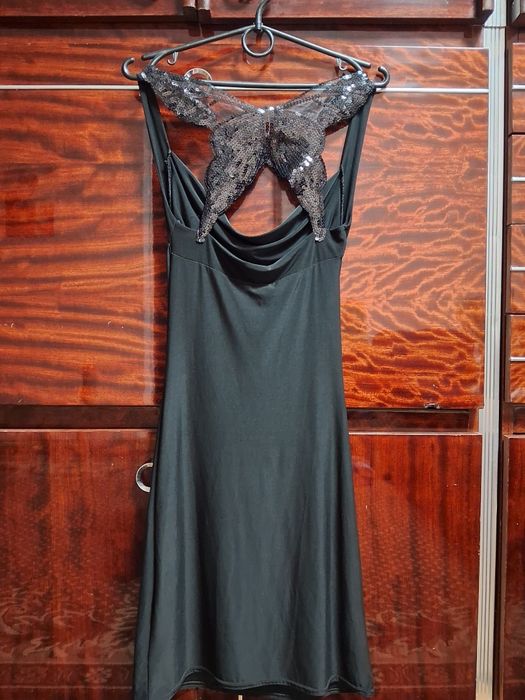 Чорна вечірня сукня