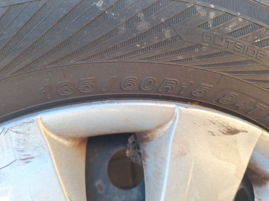 Felgi opony zimowe stalowe kołpaki Toyota Yaris 15  komplet 185/60/15