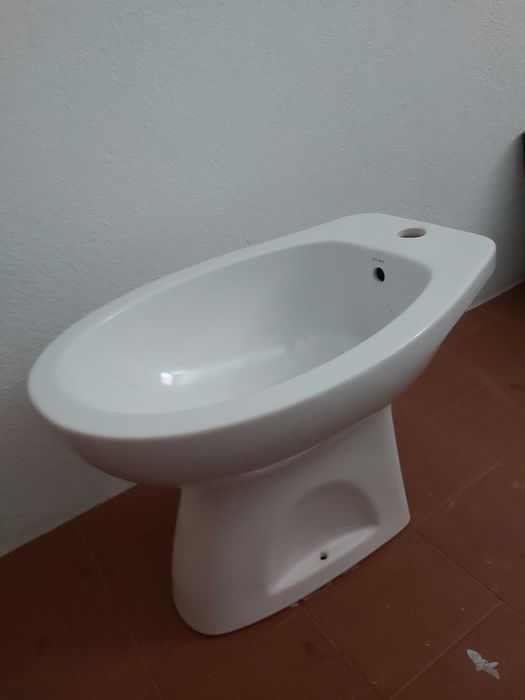 Loiças WC (transporte incluído): 1 lavatório, 1 autoclismo, 2 bidés