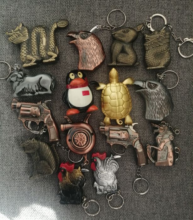 Lote de 122 isqueiros recarregáveis