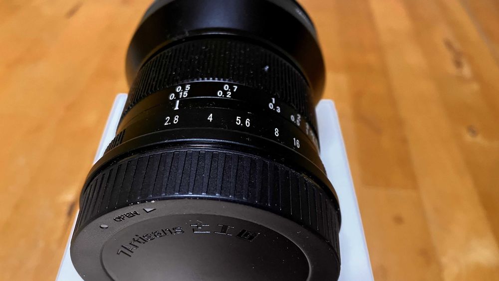 Objectiva APS-C grande angular 12mm F2.8 II, com baixa distorção