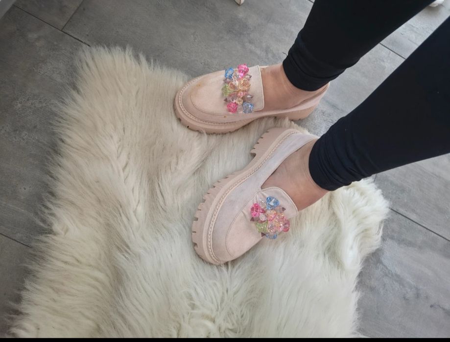Buty mokasyny lordsy z kamieniami kryształami