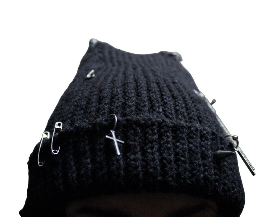 Стильная шапка с пирсингом в стиле грандж панк. Ручная работа