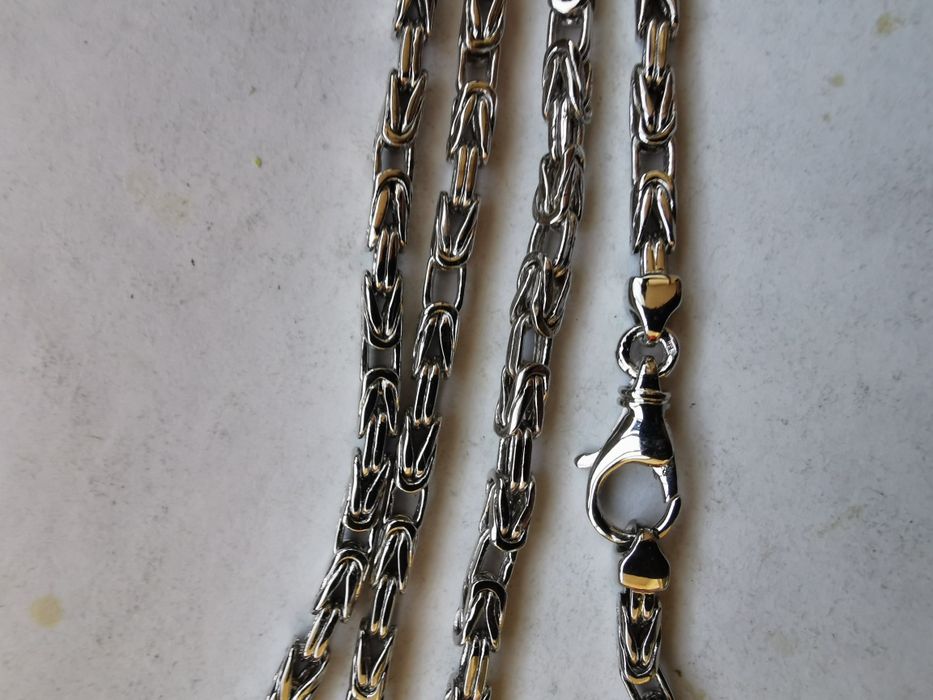 Цепочка из белого золота.