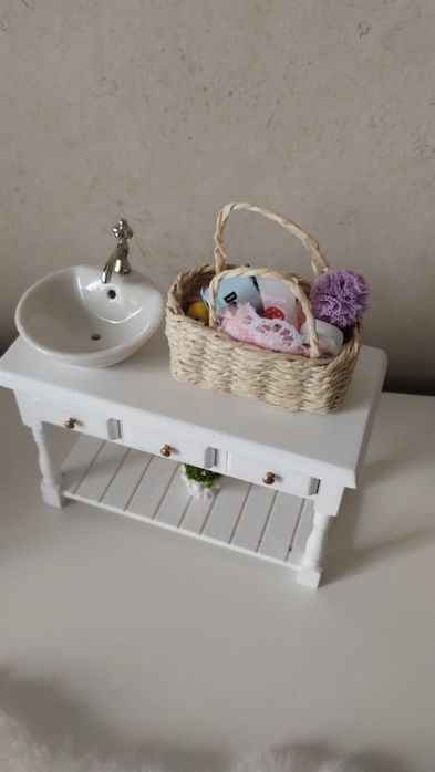 Mini szafka z umywalką do łazienki do domku Myszek lub lalek