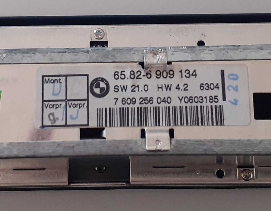 BMW X5  Radio original com os  pixel do display a 100%.
