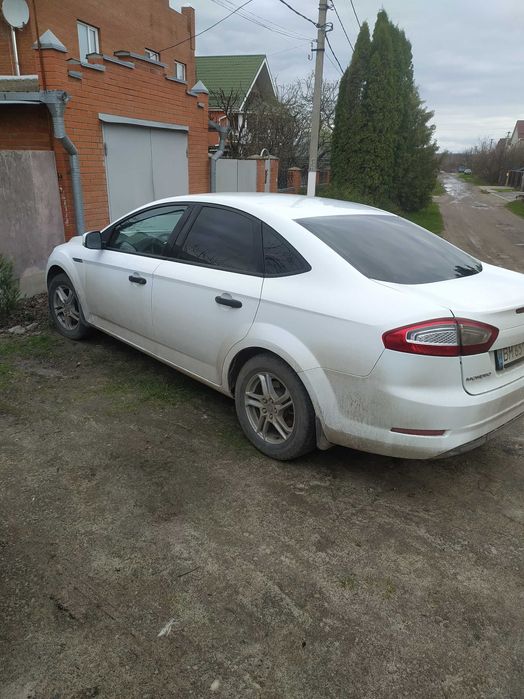 Ford Mondeo 2012.  газ бензин.