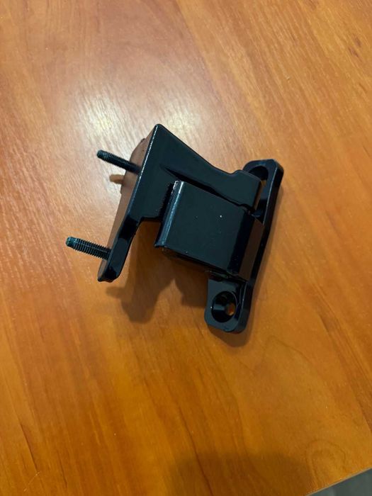 петля передня права дверка мерседес E класс2017 р 213 кузов