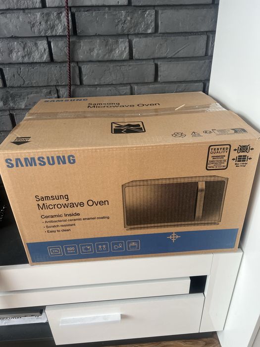 Sprzedam nową kuchenkę mikrofalową Samsung MS23F301TAS/EO