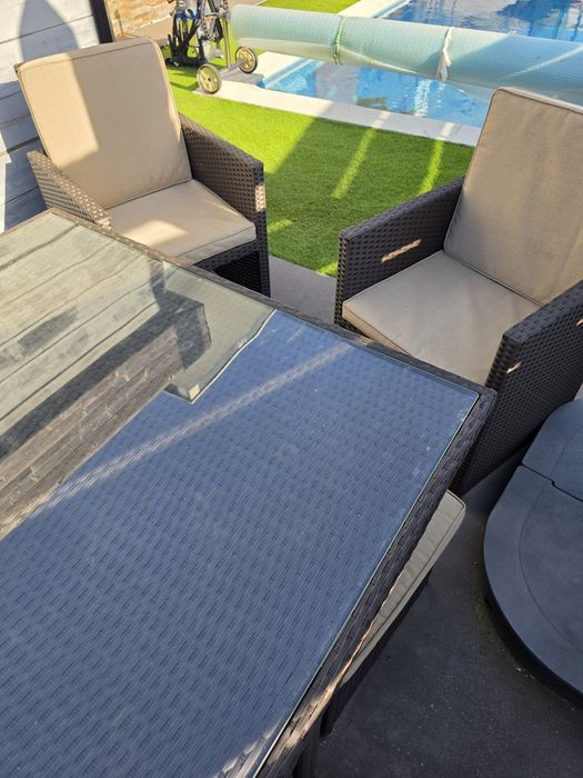Mesa de jardim e poltronas
