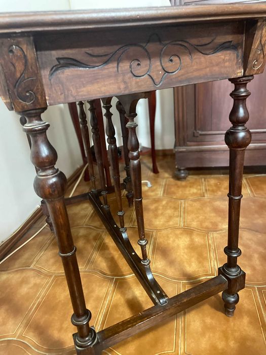 Mesa de apoio antiga com gaveta