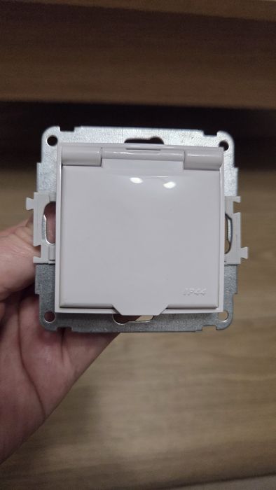 Karlik MINI gniazdo hermetyczne z uziemieniem klapka biały