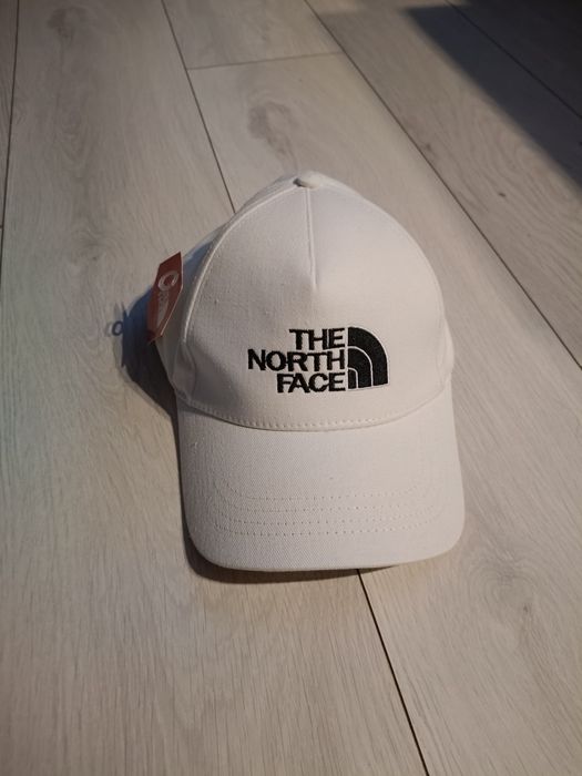 Uniwersalna czapka z daszkiem biała