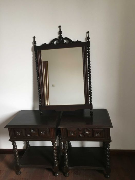 Móveis Antigos em Mogno