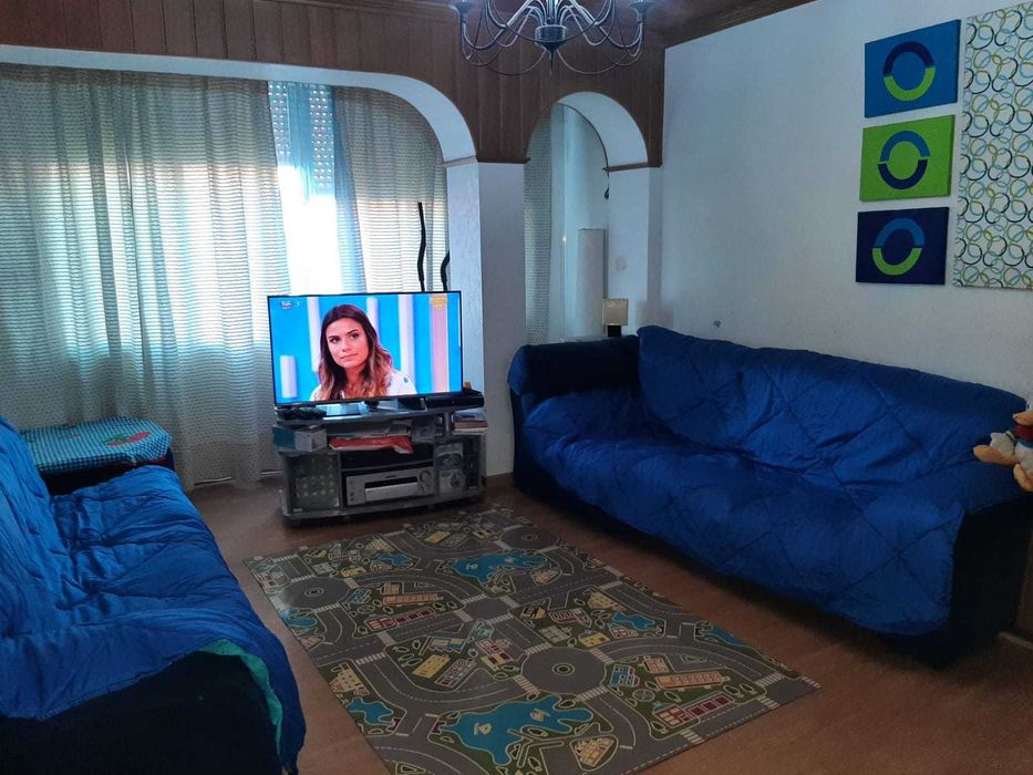 Sofá de Canto 8 lugares + Mesa 4 bancos encaixados. "Bom Negócio"