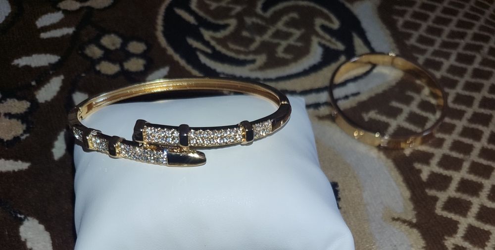 Браслет в стиле Cartier  с камнями
