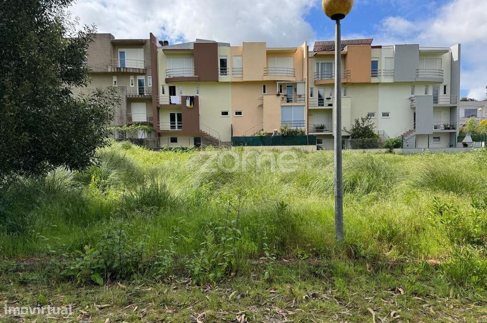Lote de terreno, para construção de moradia, em Santa Maria de Lamas