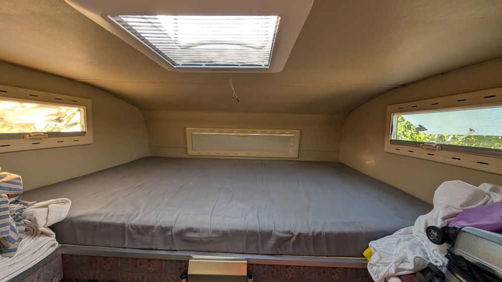 Autocaravana com 4 lugares na cabine e três portas