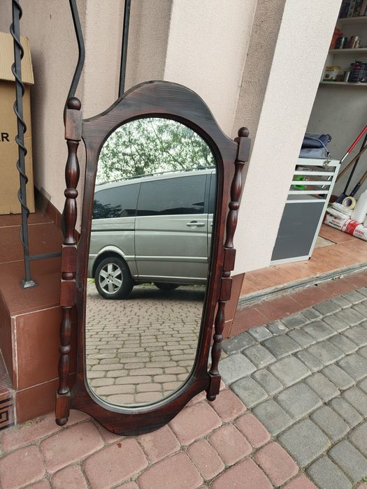 Lustro w drewnianej ramie