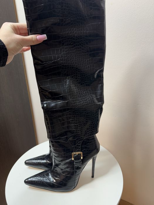 Лакові чоботи на каблуку