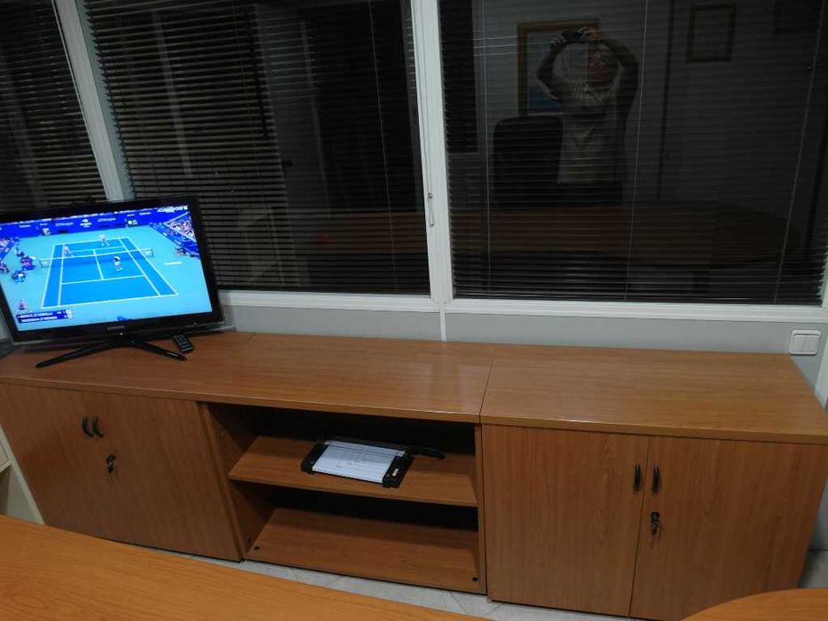 Móvel inferior para escritório com portas e estado novo