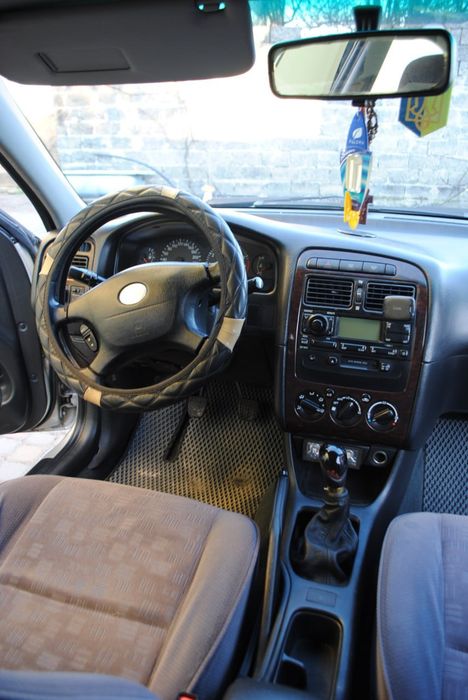 Тойота Авенсіс 2001