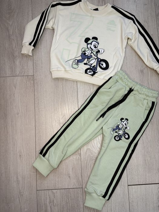 Яскраві костюмчики на дівчинку з Міккі