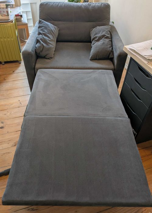 Sofá cama + 2 almofadas (Conforama)