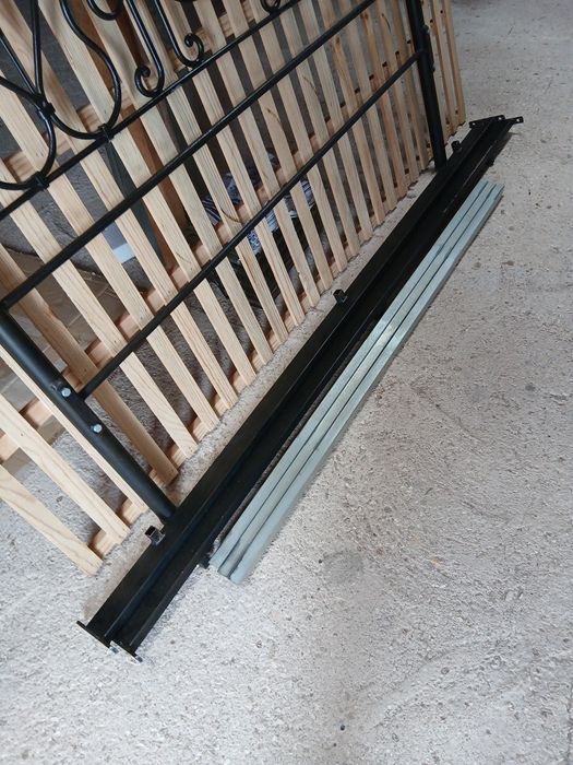 Cama de casal em ferro com floral