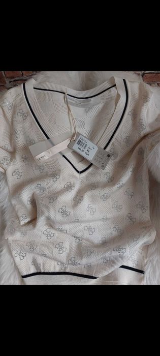 Sweter Marki Guess w kolorze kremowym z delikatnymi brylancikami