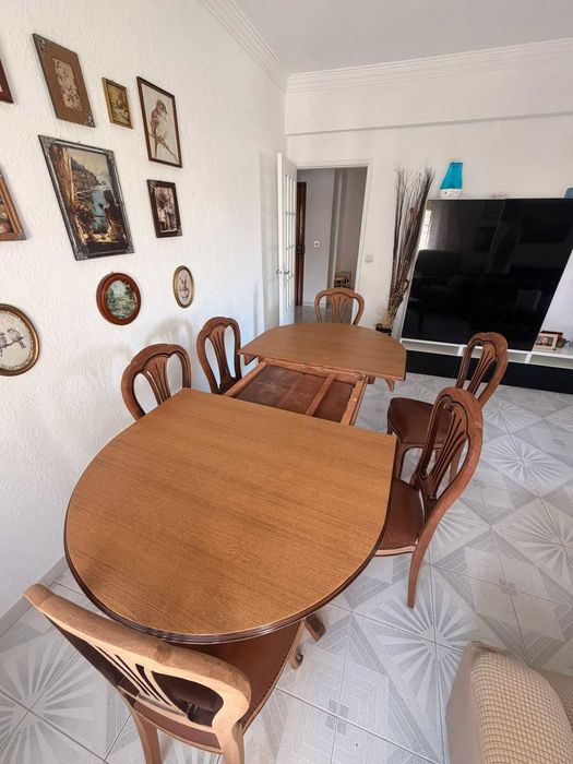 Mesa de Sala com 6 Cadeiras – 100€