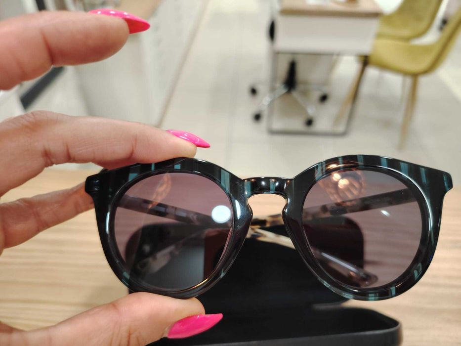 óculos de sol Alexander McQueen únicos irreverentes