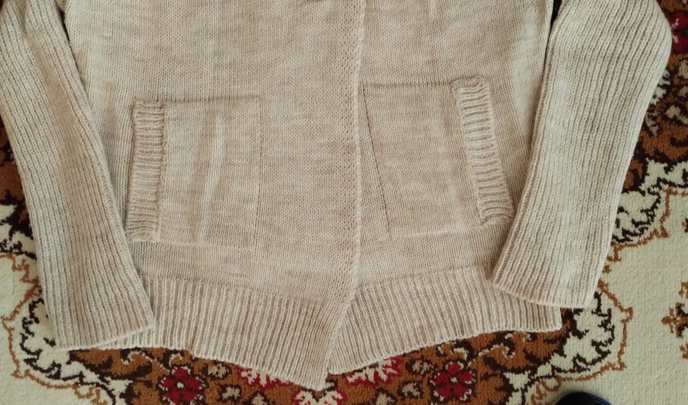 Sweterek beżowy na guzik roz. M.