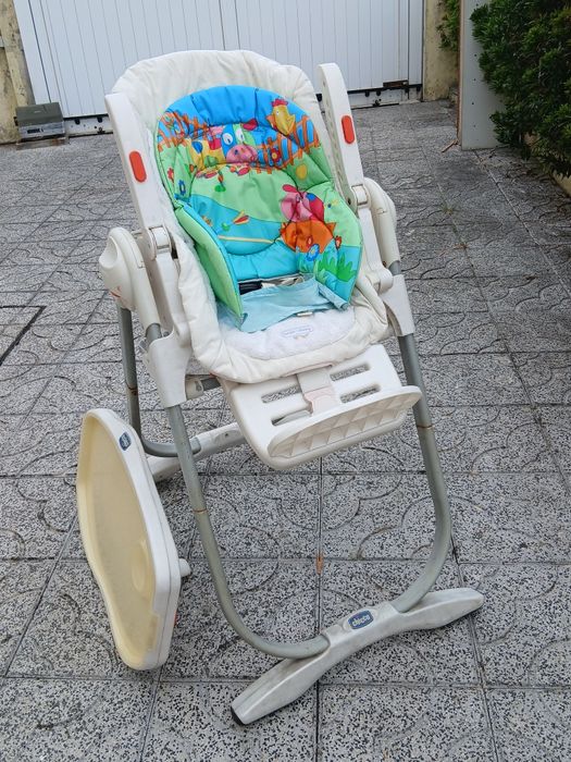 Vendo CADEIRA DE PAPA da CHICCO com cintos e tabuleiro que fecha a funcionar muito bem. Possibilidade de entrega