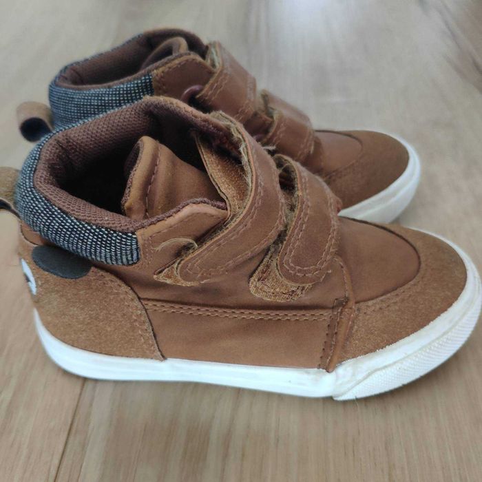 Brązowe sneakersy 23