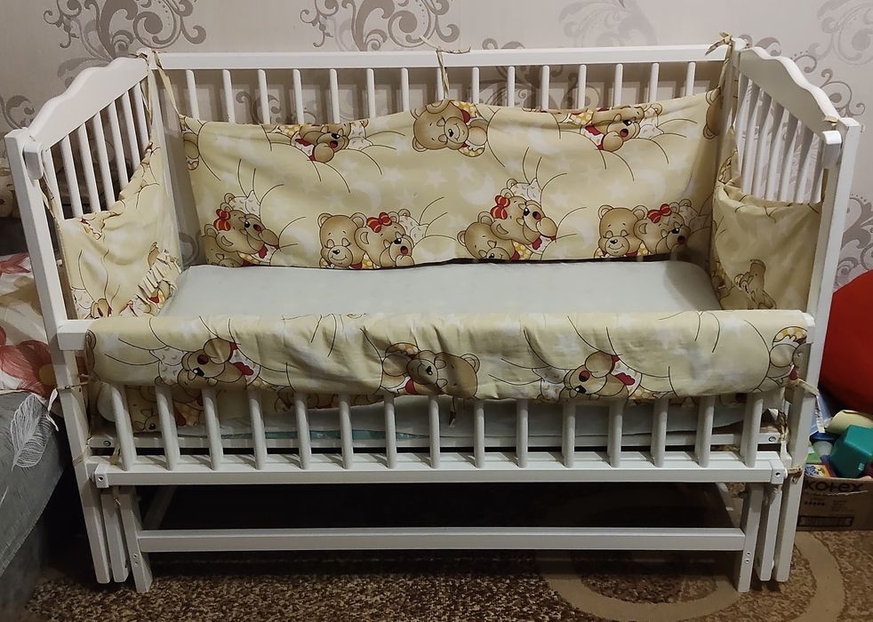 Дитяча кроватка-маятник