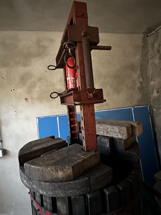 Prensa de uvas manual