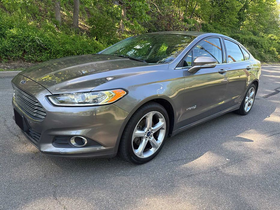 Ford Fusion Titanium Hybrid      2014