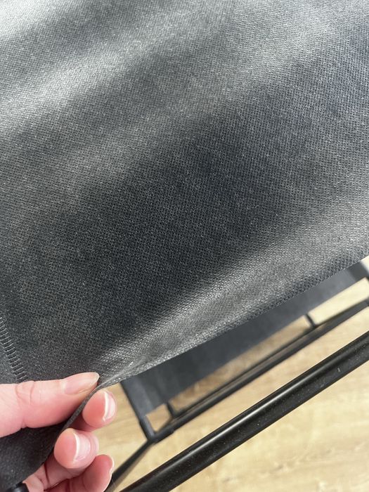 Plastikowy szary regal z materialem