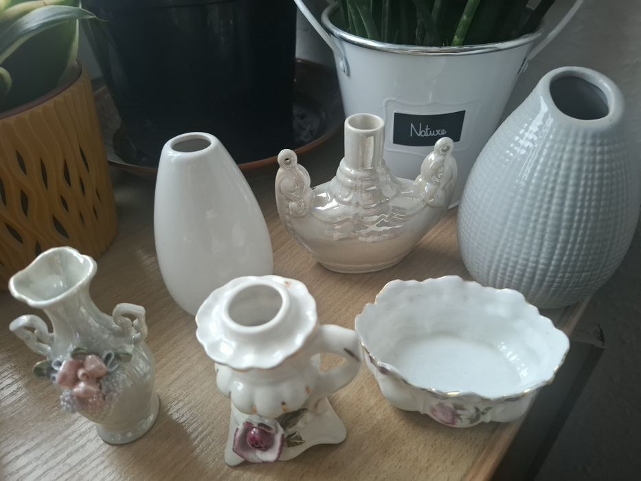 Zestaw porcelanowych przedmiotów, wazony,świecznik, pojemnik