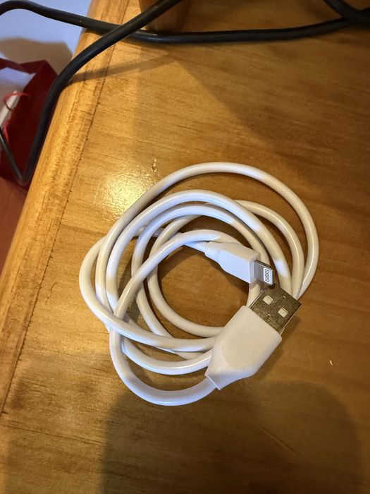 Cabos USB, fones e carregador Iphone