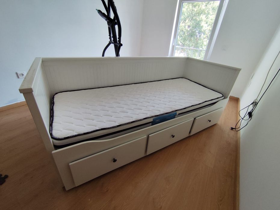 Cama solteiro com colchão.