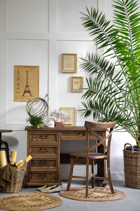 Rustykalne biurko drewniane do gabinetu z szufladami