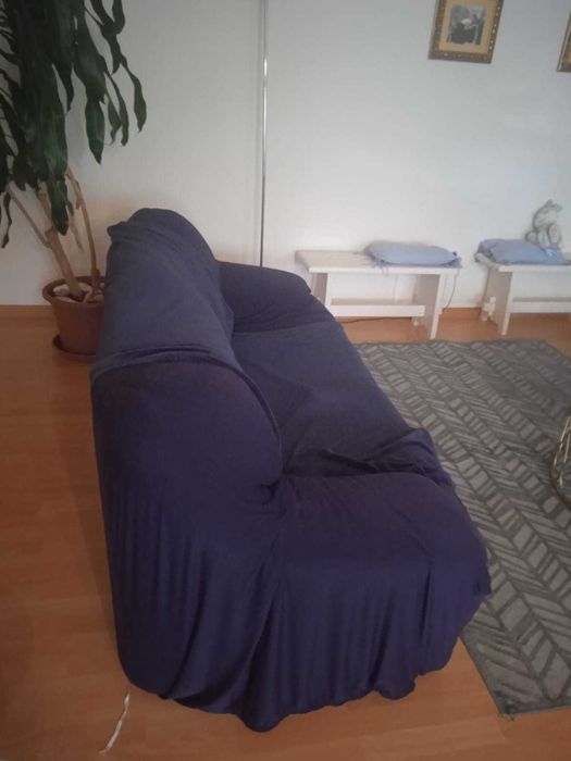 Sofá de três lugares com boa estrutura