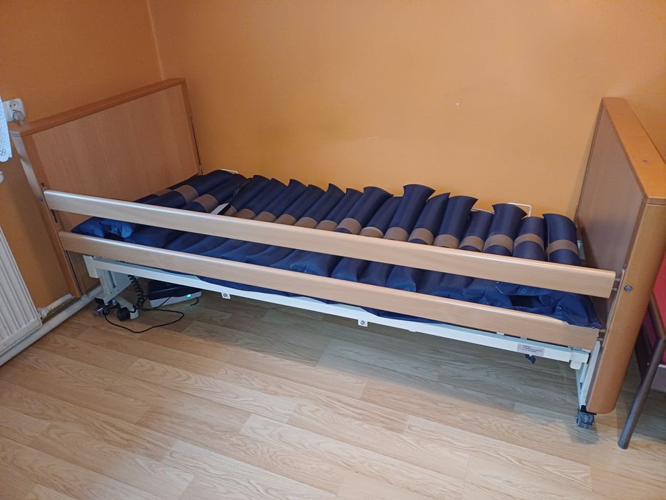 Łóżko rehabilitacyjne z materacem