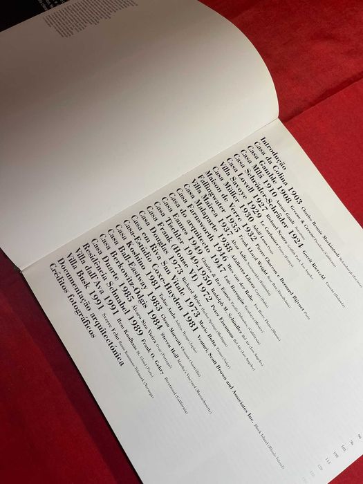 Livro As Casas do Século – Anatxu Zabalbeascoa (Capa Dura)