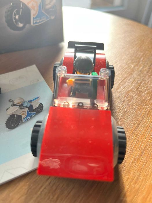 LEGO City 60392 Motocykl policyjny pościg za samochodem