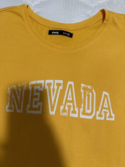 T-shirt amarela da marca polonesa sinsay.