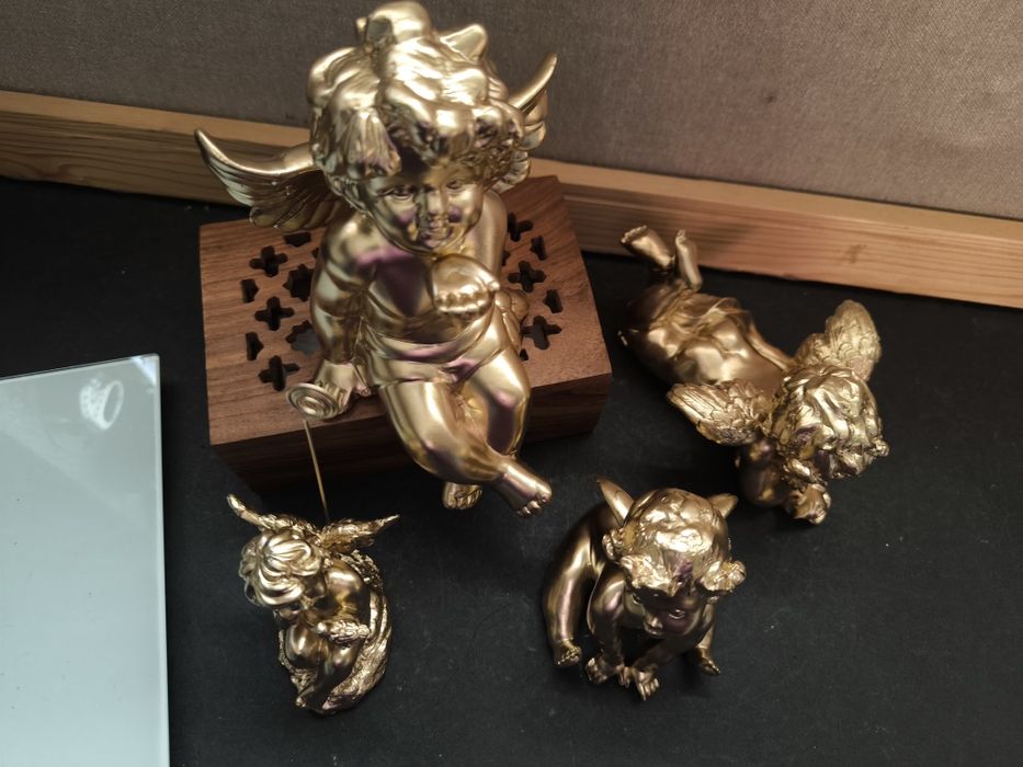 Conjunto de 4 anjos dourados.
Conjunto decorativo de quatro anjos em d