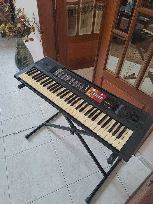 Teclado / Piano Elétrico em ótimo estado